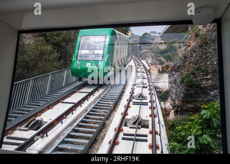 Le téléphérique de Santa Cova monte jusqu'à la chapelle Santa Cova sur la montagne Montserrat à Monistrol de Montserrat, Barcelone, Catalogne, Espagne Banque D'Images