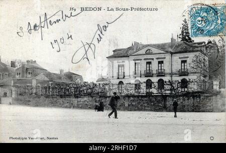 Bretagne, Ille et Vilaine (35), Redon : vue de la sous préfecture - carte postale date 1904 Banque D'Images