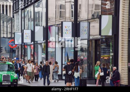 Londres, Angleterre, Royaume-Uni. 16 août 2023. Les gens passent devant un nouveau site de construction de développement commercial sur Oxford Street alors que les dirigeants du commerce de détail avertissent que les grandes rues continuent de décliner et appellent à une régénération soutenue par le gouvernement. (Image de crédit : © Vuk Valcic/ZUMA Press Wire) USAGE ÉDITORIAL SEULEMENT! Non destiné à UN USAGE commercial ! Banque D'Images