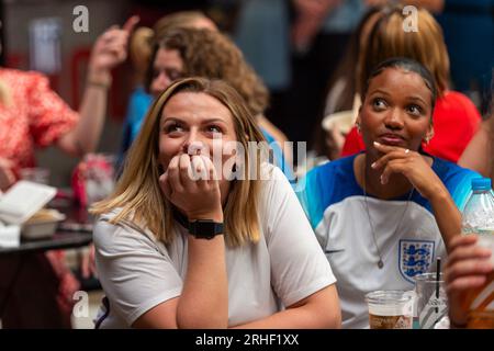 Londres, Royaume-Uni. 16 août 2023. Les supporters anglais du BOXPARK Wembley Park réagissent lors de la seconde moitié de la diffusion en direct sur grand écran du match de demi-finale de l’Angleterre contre l’Australie lors de la coupe du monde féminine de la FIFA 2023, qui se déroule en Australie et en Nouvelle-Zélande. Score final Australie 1 Angleterre 3. Crédit : Stephen Chung / Alamy Live News Banque D'Images