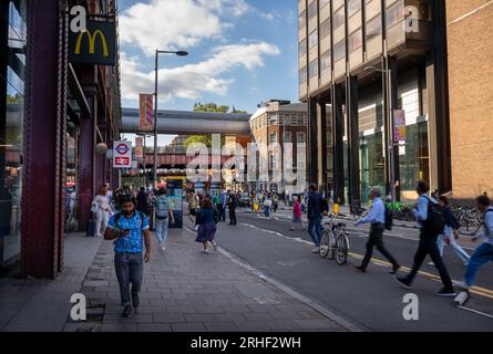 Londres, Royaume-Uni : scène de rue sur Waterloo Road à l'avant de la gare de Waterloo à Londres. Banque D'Images