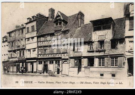 Normandie, Calvados (14), Lisieux : vieilles maisons a colombages, place Victor-Hugo - carte postale fin 19eme-debut 20eme siecle Banque D'Images