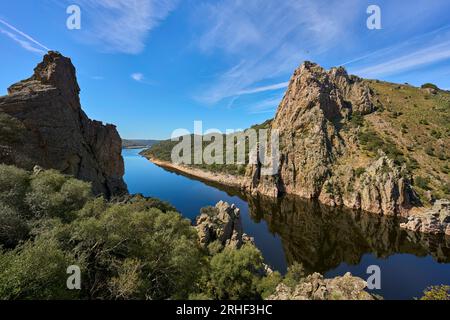 Paysage de montagne dans le parc national de Montfragüe à la rivière Tajo, Estrémadure, Espagne Banque D'Images