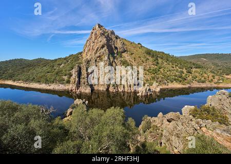 Paysage de montagne dans le parc national de Montfragüe à la rivière Tajo, Estrémadure, Espagne Banque D'Images