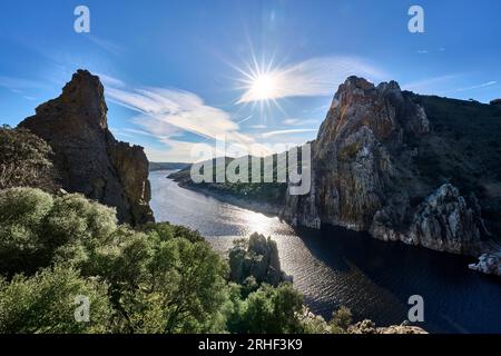 Paysage de montagne dans le parc national de Montfragüe à la rivière Tajo, Estrémadure, Espagne Banque D'Images