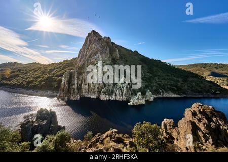 Paysage de montagne dans le parc national de Montfragüe à la rivière Tajo, Estrémadure, Espagne Banque D'Images