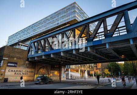 Londres, Royaume-Uni : Blackfriars Road à Southwark, Londres. Un pont de chemin de fer traverse la route avec une voiture un cycliste ci-dessous. Le Palestra Building est derrière. Banque D'Images