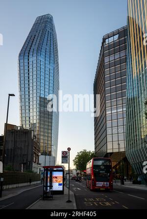 Londres, Royaume-Uni : Blackfriars Road à Southwark, Londres avec le gratte-ciel One Blackfriars (à gauche). Bus rouge de Londres et arrêt de bus au premier plan. Banque D'Images