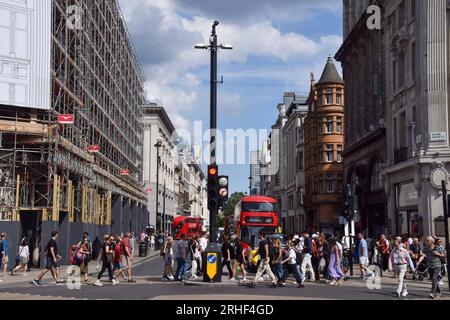 Londres, Royaume-Uni. 16 août 2023. Oxford Street est très fréquentée alors que les dirigeants du commerce de détail avertissent que les grandes rues continuent de décliner et appellent à une régénération soutenue par le gouvernement. Crédit : Vuk Valcic/Alamy Live News Banque D'Images