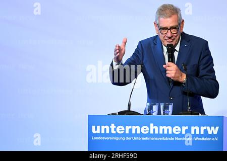 Duesseldorf, Allemagne. 16 août 2023. Arndt Kirchhoff, président de la Fédération des associations professionnelles de Rhénanie-du-Nord-Westphalie, intervient lors de la Journée des entrepreneurs de Rhénanie-du-Nord-Westphalie. Crédit : Federico Gambarini/dpa/Alamy Live News Banque D'Images