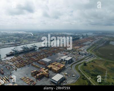 Antwerpen, 12 août 2023, Belgique. Vue aérienne des terminaux à conteneurs Deurganckdok d'Anvers. Banque D'Images