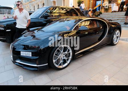 Bugatti Chiron garée devant le Casino à Monte Carlo, Monaco Banque D'Images