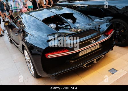 Bugatti Chiron garée devant le Casino à Monte Carlo, Monaco Banque D'Images