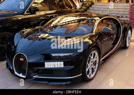 Bugatti Chiron garée devant le Casino à Monte Carlo, Monaco Banque D'Images