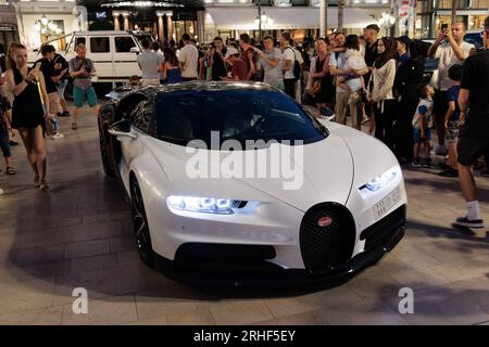 Bugatti Chiron conduit sur la place du Casino à Monte Carlo, Monaco Banque D'Images