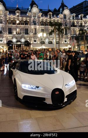 Bugatti Chiron conduit sur la place du Casino à Monte Carlo, Monaco Banque D'Images