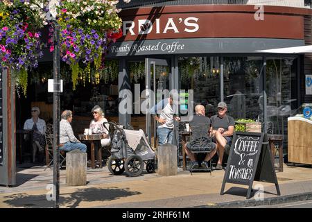 Pavement café café Royaume-Uni, avec des gens à l'extérieur dans la High Street Stratford upon Avon Warwickshire Angleterre Royaume-Uni Banque D'Images