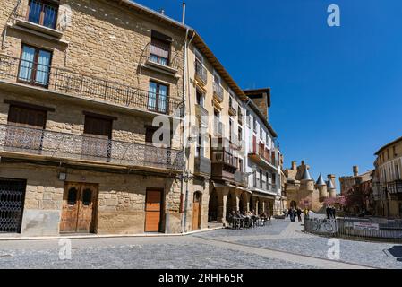 Europe, Espagne, Navarre, Olite, bâtiments traditionnels et maisons sur la Plaza Carlos III El Noble Banque D'Images