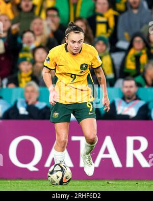 Sydney, Australie. 16 août 2023. Sydney, Australie, 16 août 2023 : Caitlin Foord (9 Australie) contrôle le ballon lors du match de demi-finale de la coupe du monde féminine de la FIFA 2023 entre l'Australie et l'Angleterre au Stadium Australia à Sydney, Australie. (Daniela Porcelli/SPP) crédit : SPP Sport Press photo. /Alamy Live News Banque D'Images