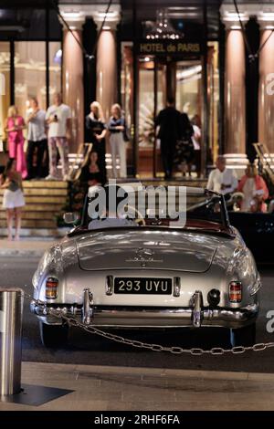Mercedes 190 SL cabriolet garée par l'Hôtel de Paris sur la place du Casino à Monte Carlo, Monaco Banque D'Images