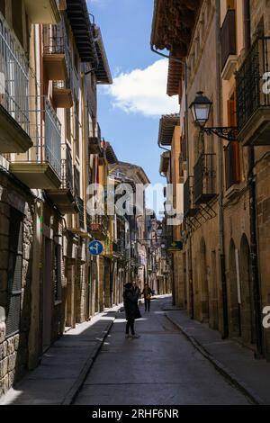 Europe, Espagne, Navarre, Olite, commerces traditionnels et logements sur la rue étroite de Calle Rua Mayor Banque D'Images