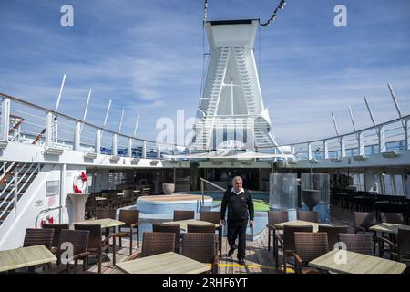 VELSEN-NORD - 16/08/2023, le navire de croisière Ocean Majesty au quai VOB. L’Ocean Majesty est destiné à l’hébergement temporaire de jusqu’à trois cents réfugiés et titulaires de statut associés à la région d’IJmond qui attendent un foyer. ANP JEROEN JUMELET pays-bas Out - belgique Out Banque D'Images