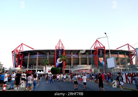 Les supporters arrivent au stade avant le match de Super coupe de l'UEFA au stade Georgios Karaiskakis, au Pirée. Date de la photo : mercredi 16 août 2023. Banque D'Images