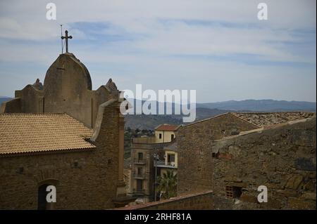 Vue panoramique de Calascibetta membre de 'I Borghi più belli d'Italia' l'un des plus beaux villages d'Italie dans la province d'Enna en Sicile. Banque D'Images