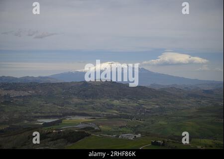 Paysage avec vue panoramique sur l'Etna vu du village pittoresque de Calascibetta en Sicile, Italie. Banque D'Images