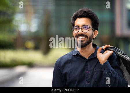 Portrait d'un bel employé INFORMATIQUE indien posant dans la rue Banque D'Images