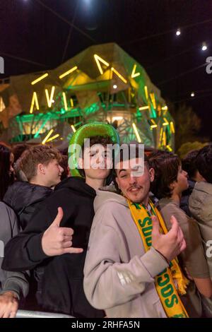 Melbourne, Australie. 16 août 2023. Les supporters posent pour une photo à Federation Square lors de la demi-finale de la coupe du monde féminine à Melbourne. Les supporters australiens et anglais de football se rassemblent sur Federation Square pour partager les sommets exaltants et les creux déchirants de la demi-finale de la coupe du monde. Les drapeaux ondulent, les acclamations résonnent et les émotions s'entremêlent alors que ces supporters passionnés s'unissent dans leur amour pour le jeu, regardant les Lionnes gagner 3 :1 contre les Matildas. Crédit : SOPA Images Limited/Alamy Live News Banque D'Images