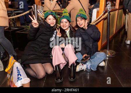 Melbourne, Australie. 16 août 2023. Trois supporters des Matildas se mettent à l'aise pour regarder le match à Federation Square lors de la demi-finale de la coupe du monde féminine à Melbourne. Les supporters australiens et anglais de football se rassemblent sur Federation Square pour partager les sommets exaltants et les creux déchirants de la demi-finale de la coupe du monde. Les drapeaux ondulent, les acclamations résonnent et les émotions s'entremêlent alors que ces supporters passionnés s'unissent dans leur amour pour le jeu, regardant les Lionnes gagner 3 :1 contre les Matildas. Crédit : SOPA Images Limited/Alamy Live News Banque D'Images