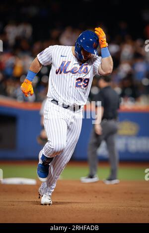 15 août 2023 ; New York City, New York ; New York mets DH DJ Stewart (29) frappe deux fois homer contre Colin Selby (52), lanceur des Pirates de Pittsburgh. (Ariel Fox/image du sport) Banque D'Images