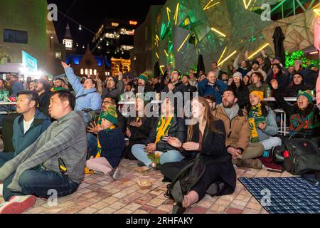 Melbourne, Australie. 16 août 2023. Les supporters se réjouissent en regardant le match des Matildas à Federation Square lors de la demi-finale de la coupe du monde féminine à Melbourne. Les supporters australiens et anglais de football se rassemblent sur Federation Square pour partager les sommets exaltants et les creux déchirants de la demi-finale de la coupe du monde. Les drapeaux ondulent, les acclamations résonnent et les émotions s'entremêlent alors que ces supporters passionnés s'unissent dans leur amour pour le jeu, regardant les Lionnes gagner 3 :1 contre les Matildas. (Photo Michael Currie/SOPA Images/Sipa USA) crédit : SIPA USA/Alamy Live News Banque D'Images