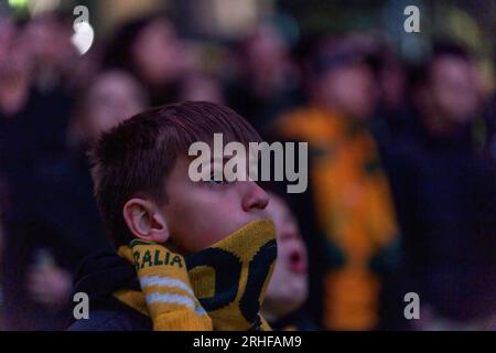 Melbourne, Australie. 16 août 2023. Une jeune fan regarde attentivement le match à Federation Square lors de la demi-finale de la coupe du monde féminine à Melbourne. Les supporters australiens et anglais de football se rassemblent sur Federation Square pour partager les sommets exaltants et les creux déchirants de la demi-finale de la coupe du monde. Les drapeaux ondulent, les acclamations résonnent et les émotions s'entremêlent alors que ces supporters passionnés s'unissent dans leur amour pour le jeu, regardant les Lionnes gagner 3 :1 contre les Matildas. (Photo Michael Currie/SOPA Images/Sipa USA) crédit : SIPA USA/Alamy Live News Banque D'Images