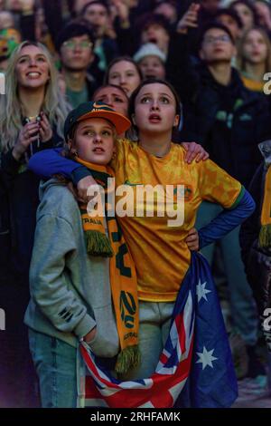 Melbourne, Australie. 16 août 2023. Deux supporters de Federation Square se tiennent mutuellement alors que les Matildas s'inclinent devant la demi-finale de la coupe du monde féminine à Melbourne. Les supporters australiens et anglais de football se rassemblent sur Federation Square pour partager les sommets exaltants et les creux déchirants de la demi-finale de la coupe du monde. Les drapeaux ondulent, les acclamations résonnent et les émotions s'entremêlent alors que ces supporters passionnés s'unissent dans leur amour pour le jeu, regardant les Lionnes gagner 3 :1 contre les Matildas. (Photo Michael Currie/SOPA Images/Sipa USA) crédit : SIPA USA/Alamy Live News Banque D'Images