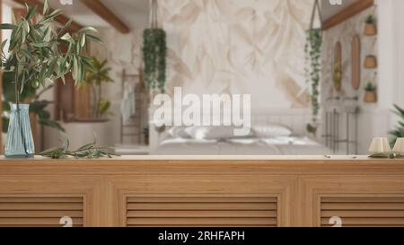 Table, armoire, panneau ou étagère en bois avec volets rapprochés. Branche d'olive dans vase et bougies. Arrière-plan flou avec une chambre en bois bohème Banque D'Images