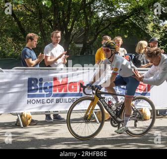 Anna Henderson, de Grande-Bretagne, est repoussée à la suite d'un accident à Kelvingrove Park lors de la course sur route du championnat du monde élite féminin UCI 2023. Banque D'Images