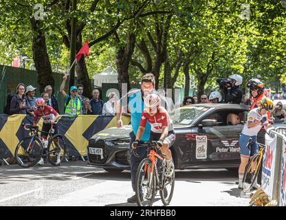 Simone Boilard, du Canada, a été aidée à reprendre la course à la suite d'un accident alors qu'elle concourait dans la course sur route du championnat du monde féminin d'élite de l'UCI. Banque D'Images