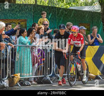 Olivia baril, du Canada, a été aidée à relancer la course à la suite d'un accident dans Kelvingrove Park dans la course sur route du championnat du monde féminin élite UCI. Banque D'Images