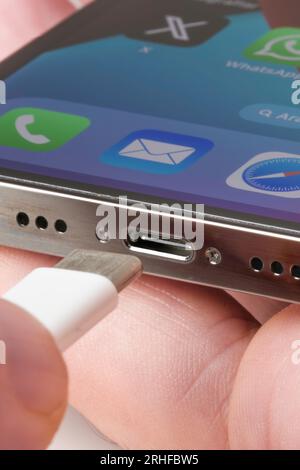 Antalya, Turquie - 15 août 2023. Apple iPhone et chargeur filaire USB-c ou Type-C. L'UE force tous les appareils à utiliser USB-c ou Type-C. Banque D'Images