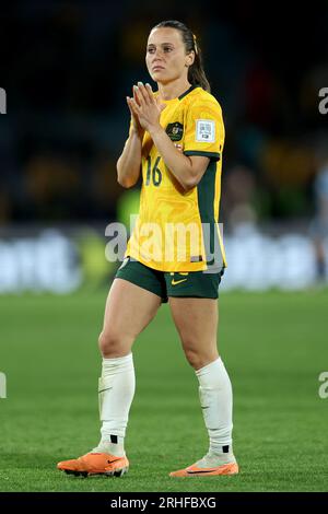 L'australienne Hayley Raso félicite les supporters après le match de demi-finale de la coupe du monde féminine de la FIFA au Stadium Australia, Sydney. Date de la photo : mercredi 16 août 2023. Banque D'Images