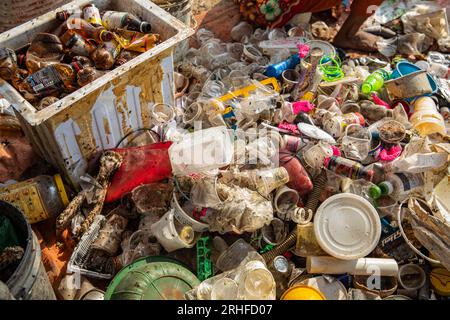 Différents types de déchets plastiques collectés pour le recyclage à Dhaka, au Bangladesh. Banque D'Images