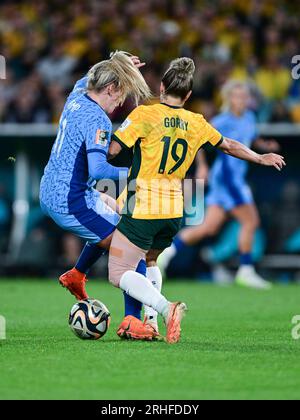 Sydney, Nouvelle-Galles du Sud, Australie. 16 août 2023. LAUREN MAY HEMP (G) de l'équipe nationale de football féminine d'Angleterre et KATRINA-LEE GORRY (D) de l'équipe de football féminine d'Australie se battent pour la possession du ballon lors du match de coupe du monde féminine de la FIFA 2023 entre l'Australie et l'Angleterre qui s'est tenu au Stadium Australia à Sydney, en Australie. (Image de crédit : © Luis Veniegra/ZUMA Press Wire) USAGE ÉDITORIAL SEULEMENT! Non destiné à UN USAGE commercial ! Banque D'Images