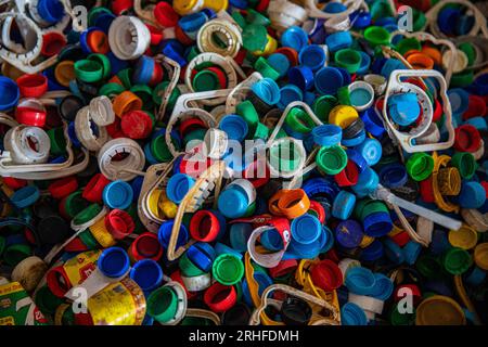 Bouchons de bouteilles en plastique colorés pour le recyclage, Dhaka, Bangladesh. Banque D'Images