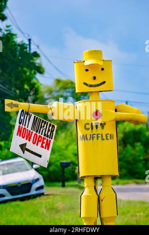 Un homme de silencieux montre la voie vers City Muffler atelier de réparation automobile, 15 août 2023, à Theodore, Alabama. Banque D'Images