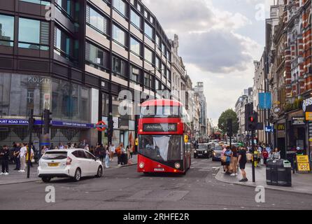 Londres, Royaume-Uni. 16 août 2023. Vue d'ensemble d'Oxford Street alors que les dirigeants du commerce de détail avertissent que les grandes rues continuent de décliner et appellent à une régénération soutenue par le gouvernement. (Photo de Vuk Valcic/SOPA Images/Sipa USA) crédit : SIPA USA/Alamy Live News Banque D'Images