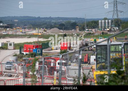 Wendover, Buckinghamshire, Royaume-Uni. 16 août 2023. Travaux de construction HS2 la ligne de chemin de fer à grande vitesse 2 de Londres à Birmingham se poursuit à Wendover, dans le Buckinghamshire. Ironiquement, certains des sites HS2 sont juste à côté de la ligne de chemin de fer Chilterns existante qui fournit déjà des services de train à Birmingham. La partie Euston Terminus du projet a été arrêtée pendant deux ans, tandis que les coûts continuent d'augmenter de manière incontrôlable. Mark Thurston, PDG de HS2, a également démissionné récemment. Crédit : Maureen McLean/Alamy Live News Banque D'Images