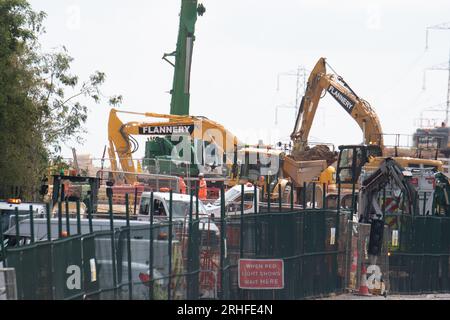 Wendover, Buckinghamshire, Royaume-Uni. 16 août 2023. Travaux de construction HS2 la ligne de chemin de fer à grande vitesse 2 de Londres à Birmingham se poursuit à Wendover, dans le Buckinghamshire. Les préparatifs sont en cours pour réaligner l'A413, très fréquentée, juste à l'extérieur de Wendover. D'énormes zones d'arbres le long de l'A413 et dans Small Dean Lane ont été abattues par HS2. Le viaduc HS2 Small Dean sera construit à travers l'A413 pour les trains HS2 très critiqués. De nombreux habitants des Chilterns restent furieux à propos de HS2 et de l'impact négatif qui est sur les Chilterns qui est une zone d'une beauté naturelle exceptionnelle. Les trains ne le feront pas non plus Banque D'Images