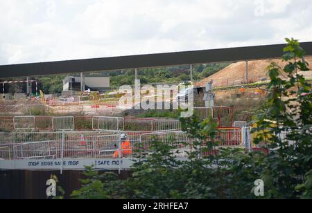 Wendover, Buckinghamshire, Royaume-Uni. 16 août 2023. Travaux de construction HS2 la ligne de chemin de fer à grande vitesse 2 de Londres à Birmingham se poursuit à Wendover, dans le Buckinghamshire. Les préparatifs sont en cours pour réaligner l'A413, très fréquentée, juste à l'extérieur de Wendover. D'énormes zones d'arbres le long de l'A413 et dans Small Dean Lane ont été abattues par HS2. Le viaduc HS2 Small Dean sera construit à travers l'A413 pour les trains HS2 très critiqués. De nombreux habitants des Chilterns restent furieux à propos de HS2 et de l'impact négatif qui est sur les Chilterns qui est une zone d'une beauté naturelle exceptionnelle. Les trains ne le feront pas non plus Banque D'Images